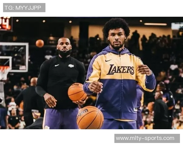 三球调侃布朗尼身材健壮引发热议网友纷纷点赞幽默互动不断